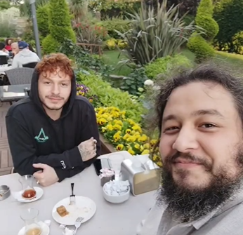 ortada kuzu çevirme olmadığına göre bu fotoğraf montaj
